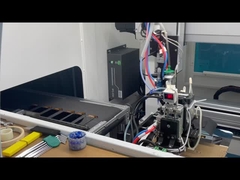 회사 작업장에서 자동 생산 장비의 작동